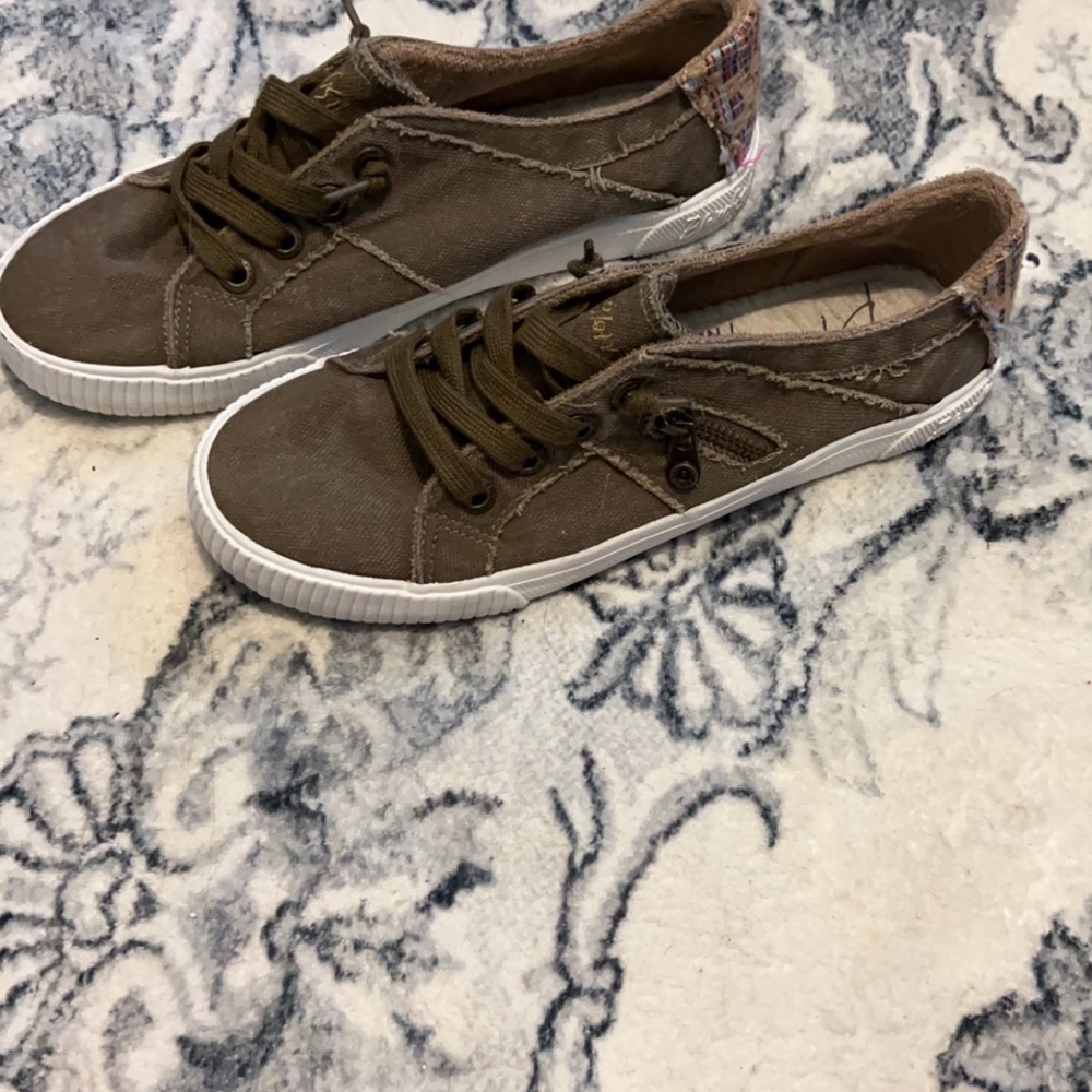 Blowfish slip on